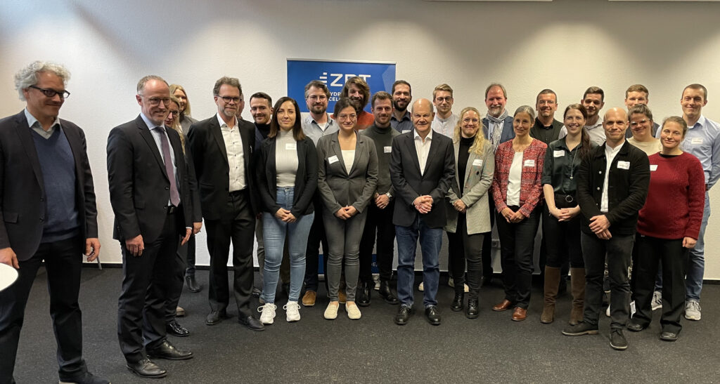 Gruppenbild mit Kanzler: Wissenschaftlerinnen und Wissenschaftler des ZBT nach der spannenden Diskussionsrunde

