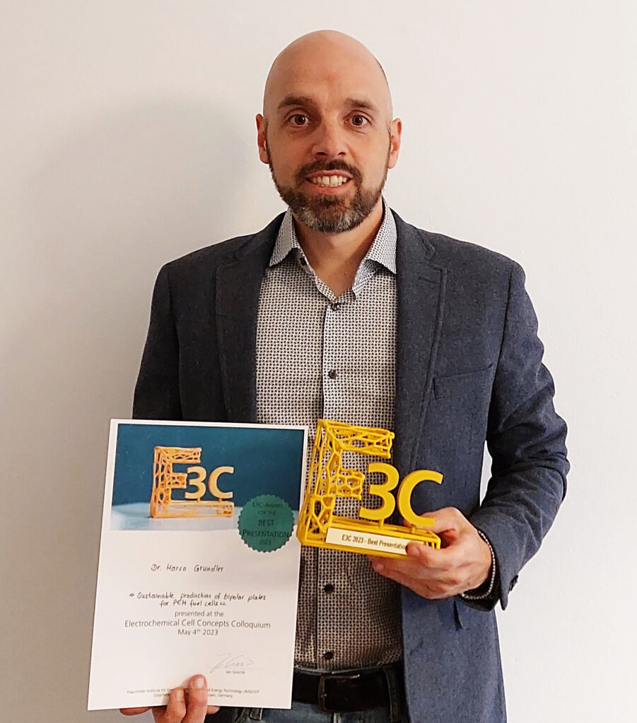 Dr. Marco Grundler vom ZBT wurde für seine Keynote beim E3C 2023 mit dem Best-Presentation-Award ausgezeichnet.

