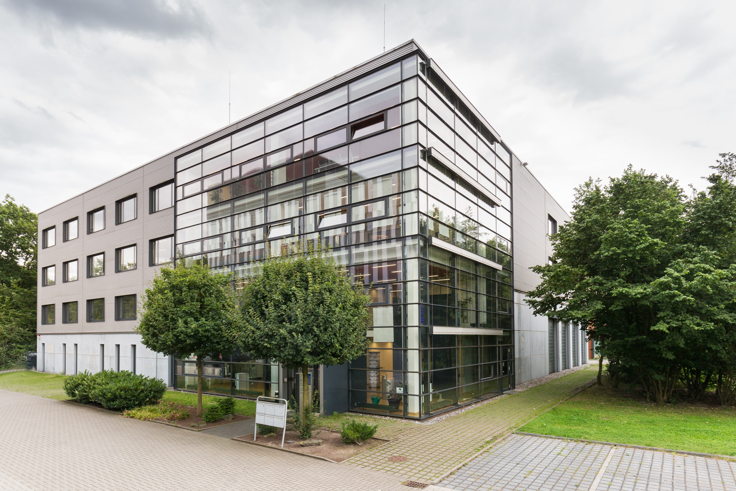 Außenansicht des Hauptgebäudes des ZBT - Zentrum für BrennstoffzellenTechnik