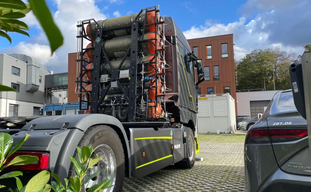 Eine Sattelzugmaschine mit Wasserstoffspeichern hinter der Fahrerkabine während des HeavyDuty Congress 2023