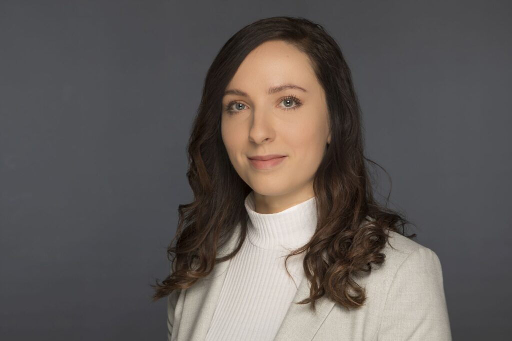 Portrait einer jungen, dunkelhaarigen Frau