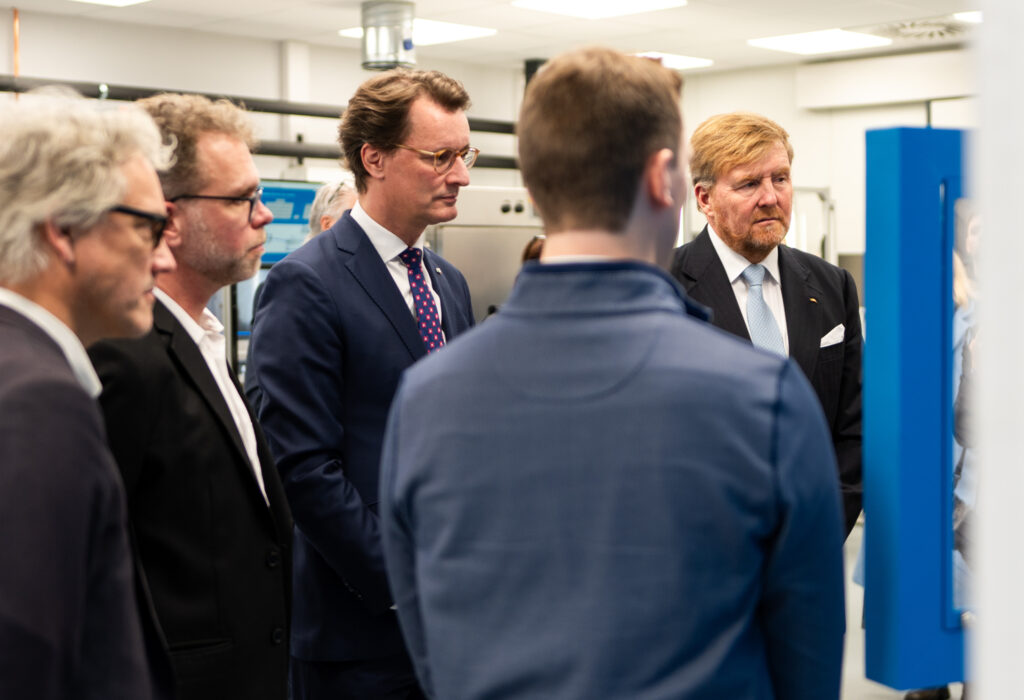 Die Projektleiter präsentierten dem König und dem Ministerpräsidenten ein neues Produkt aus der grenzüberschreitenden Kooperation zwischen Nedstack und ZBT.

