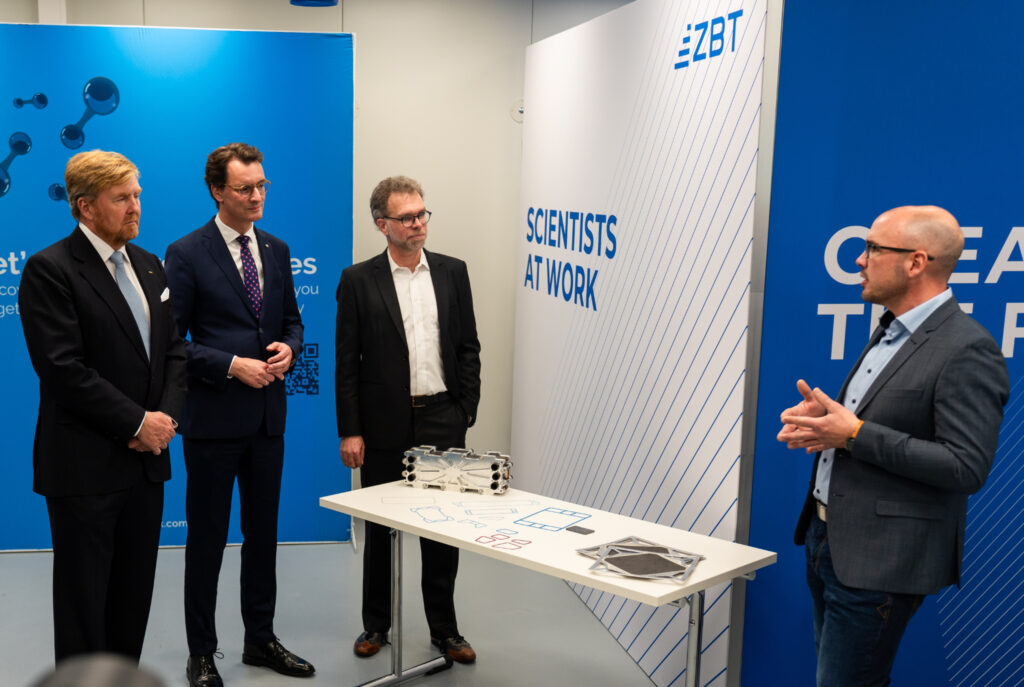 Im Brennstoffzellenlabor zeigt Abteilungsleiter Jörg Karstedt, woran im Institut gearbeitet wird.

