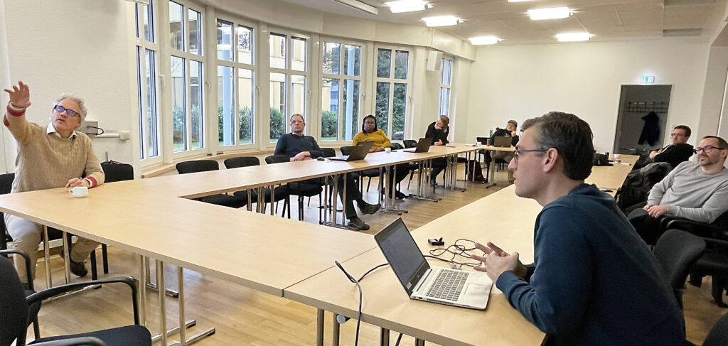 Feinschliff am Paper: Prof. Harry Hoster (links) feilt beim Writing Retreat mit Teilnehmern der ZBT Research School an den Abstracts ihrer aktuellen Paper-Entwürfe. (für Großansicht auf Bild klicken)

