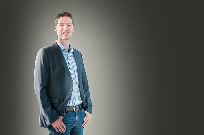 Portrait eines Manns mit Jackett, Hemd und Jeans