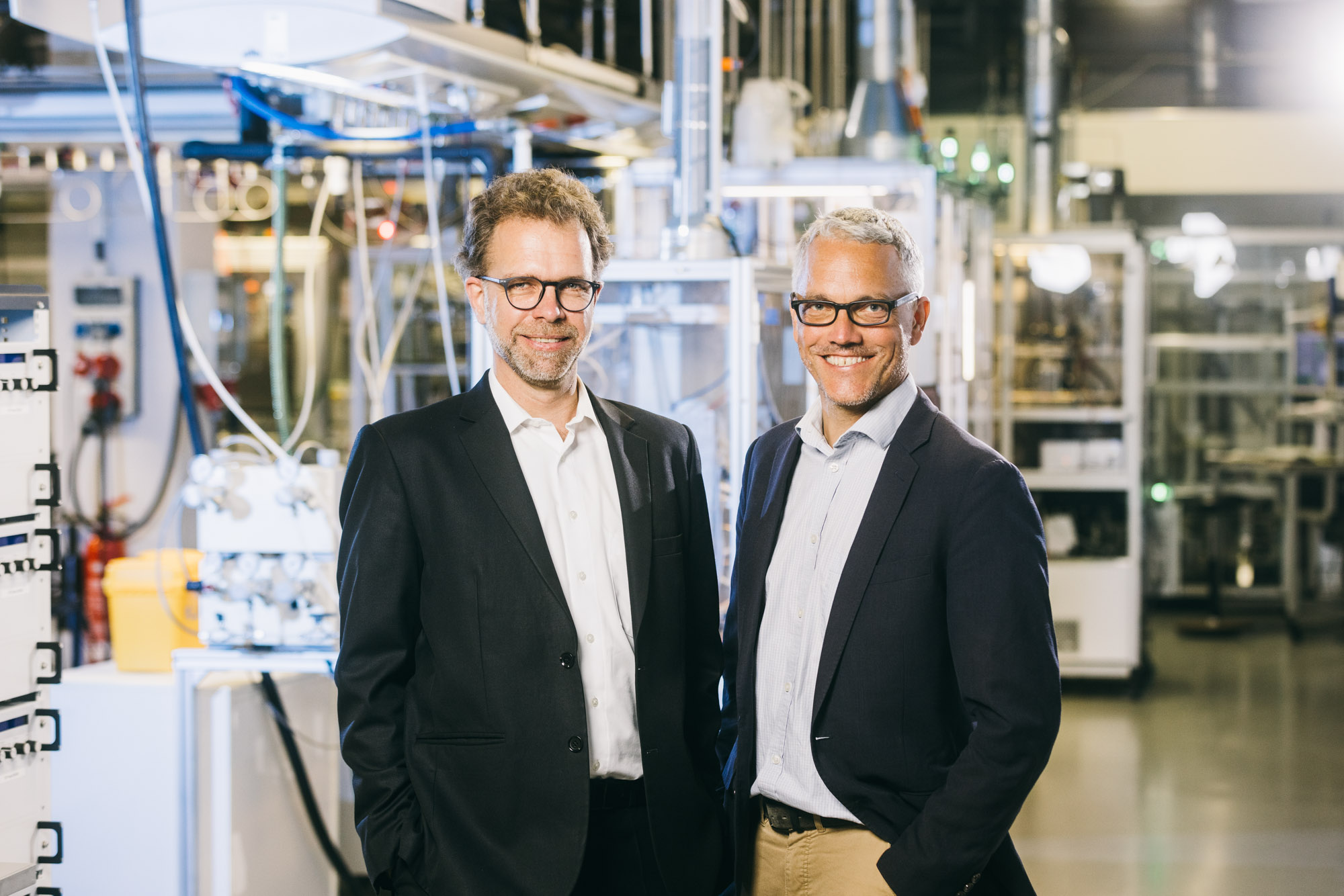 ZBT-Geschäftsführer Dr. Peter Beckhaus und ZBTs Wissenschaftlicher Leiter Prof. Harry Hoster im Hauptlabor des ZBT