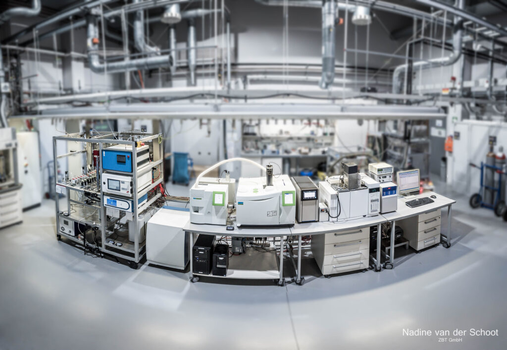 Blick ins Hy-Lab des ZBT - Zentrum für BrennstoffzellenTechnik, in dem Wasserstoffproben auf ihre Reinheit untersucht werden