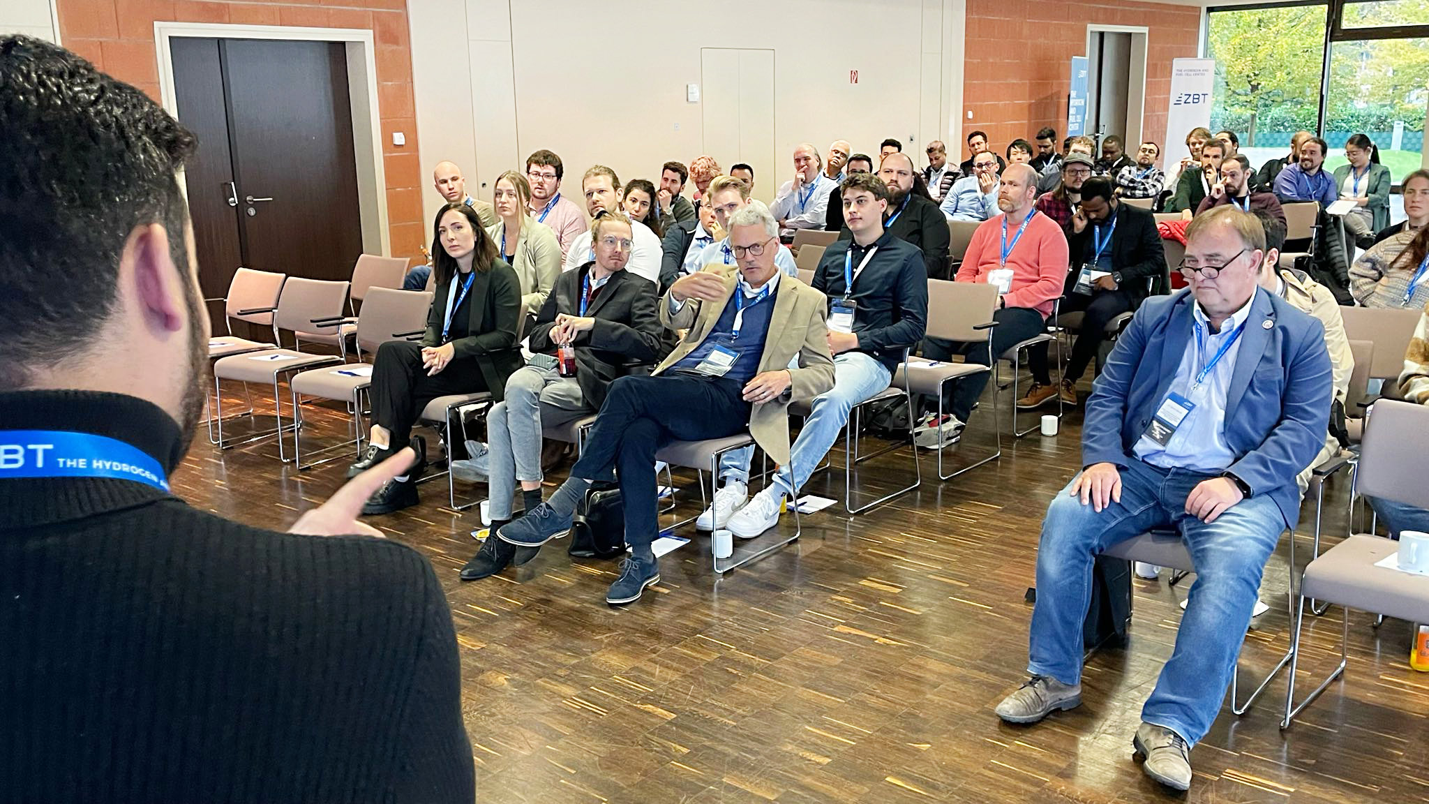 Blick über die Schulter des Sprechers ins Publikum beim Hydrogen Energy Symposium 2024