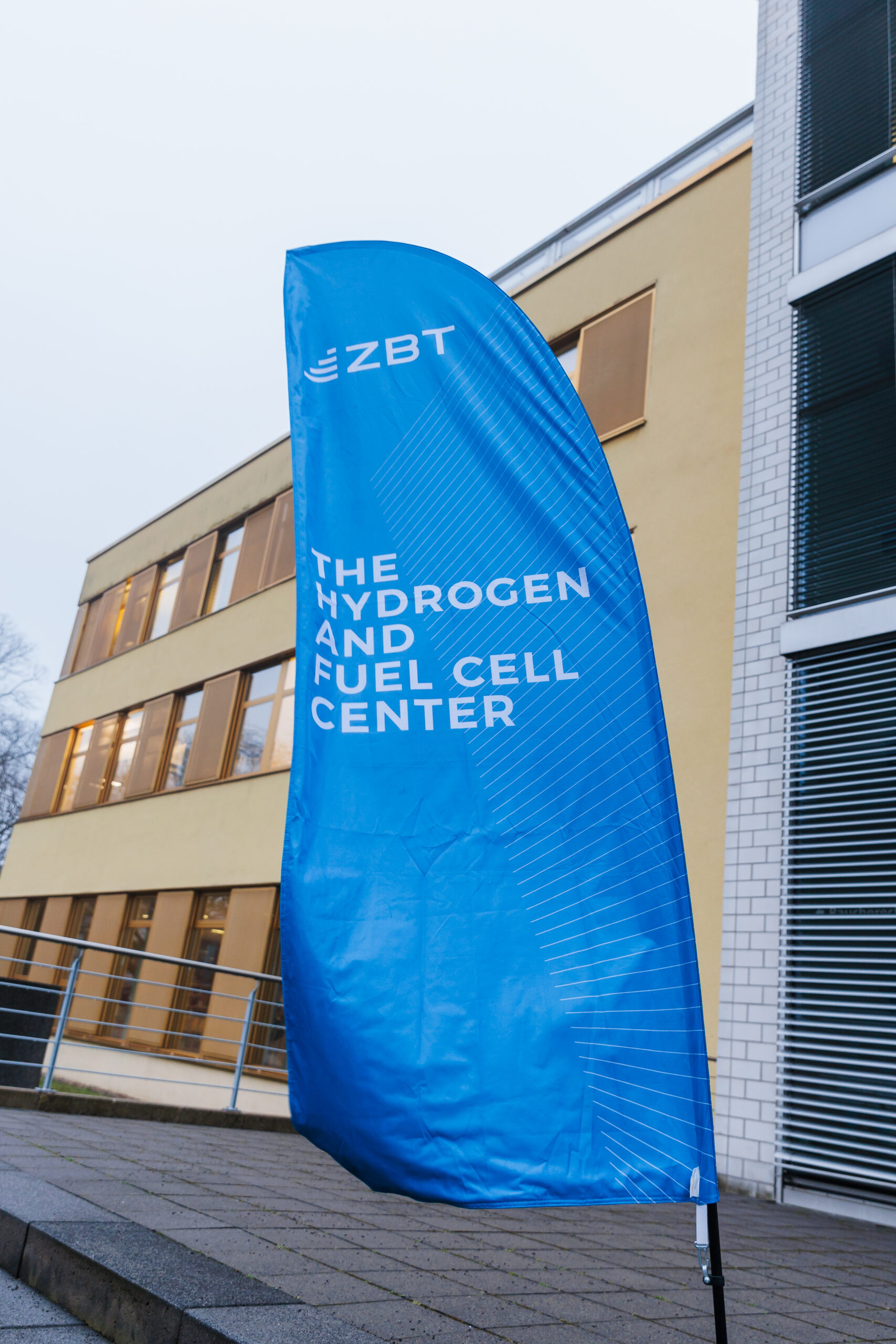 Beachflag des ZBT weht während der ZBT-Wasserstofftage vor dem Fraunhofer-inHaus-Zentrum