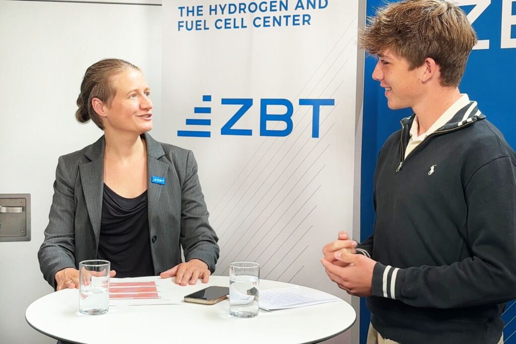 Interviewsituation an einem Stehtisch vor Roll-ups