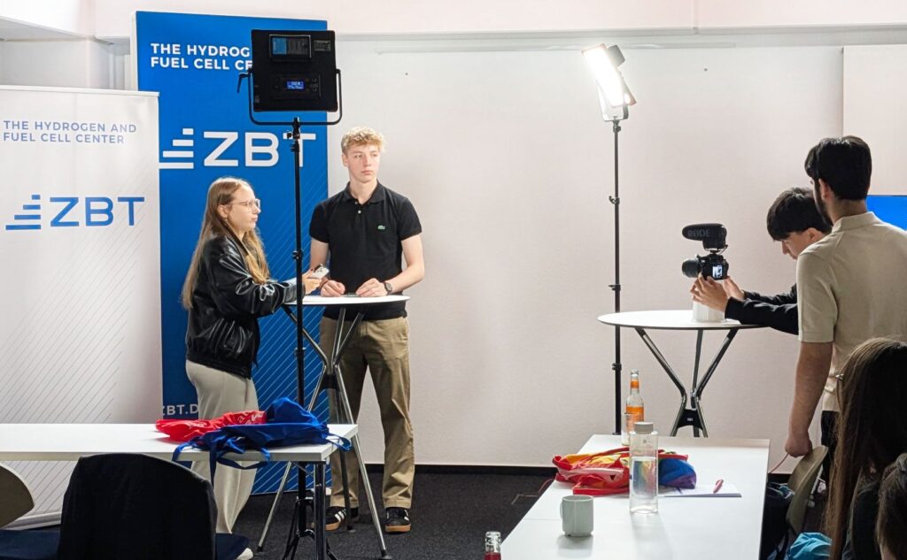 Junge Reporter während ihrer Aufnahmen im ZBT - Zentrum für BrennstoffzellenTechnik