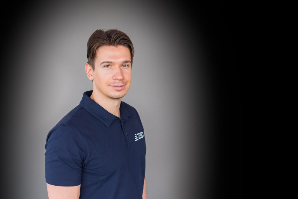 Businessfoto von jungem Mann mit Polohemd