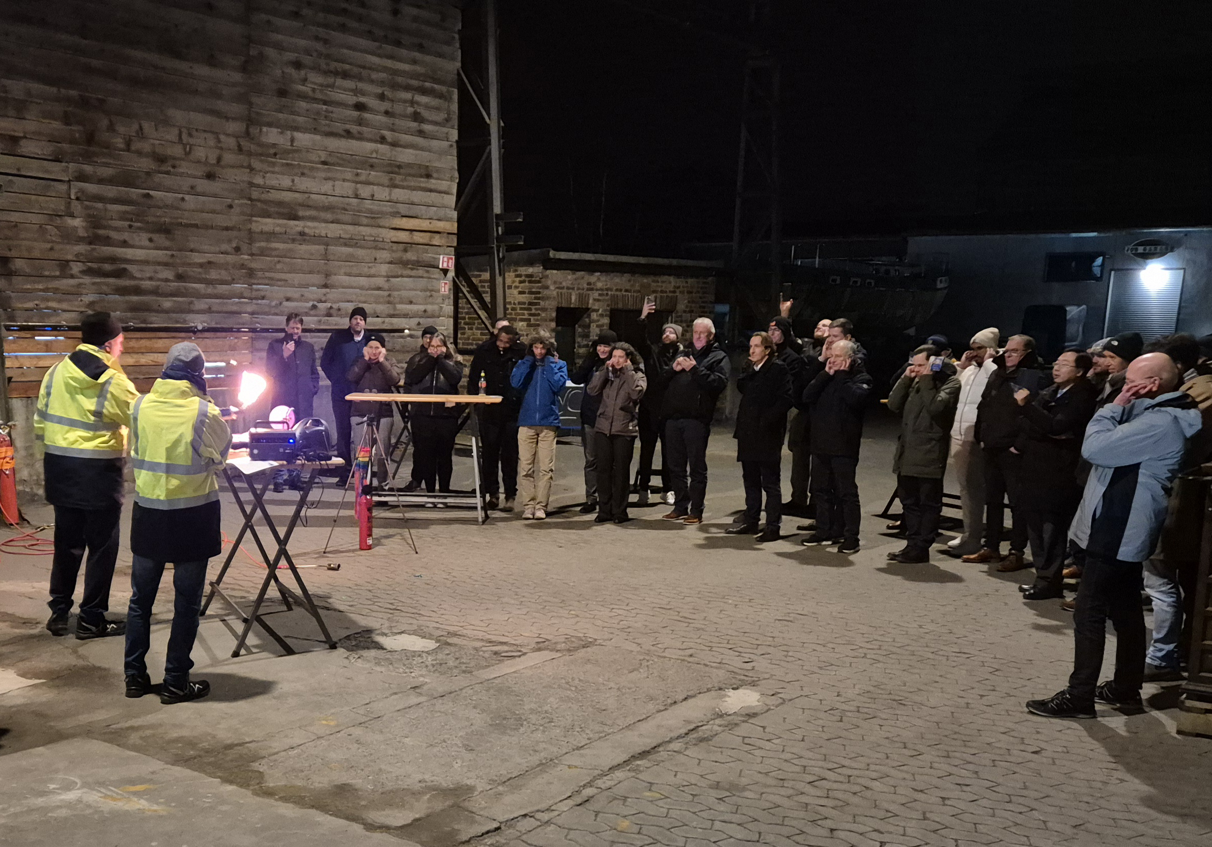Vorführung mit Feuer, während sich das Publikum die Ohren zuhält