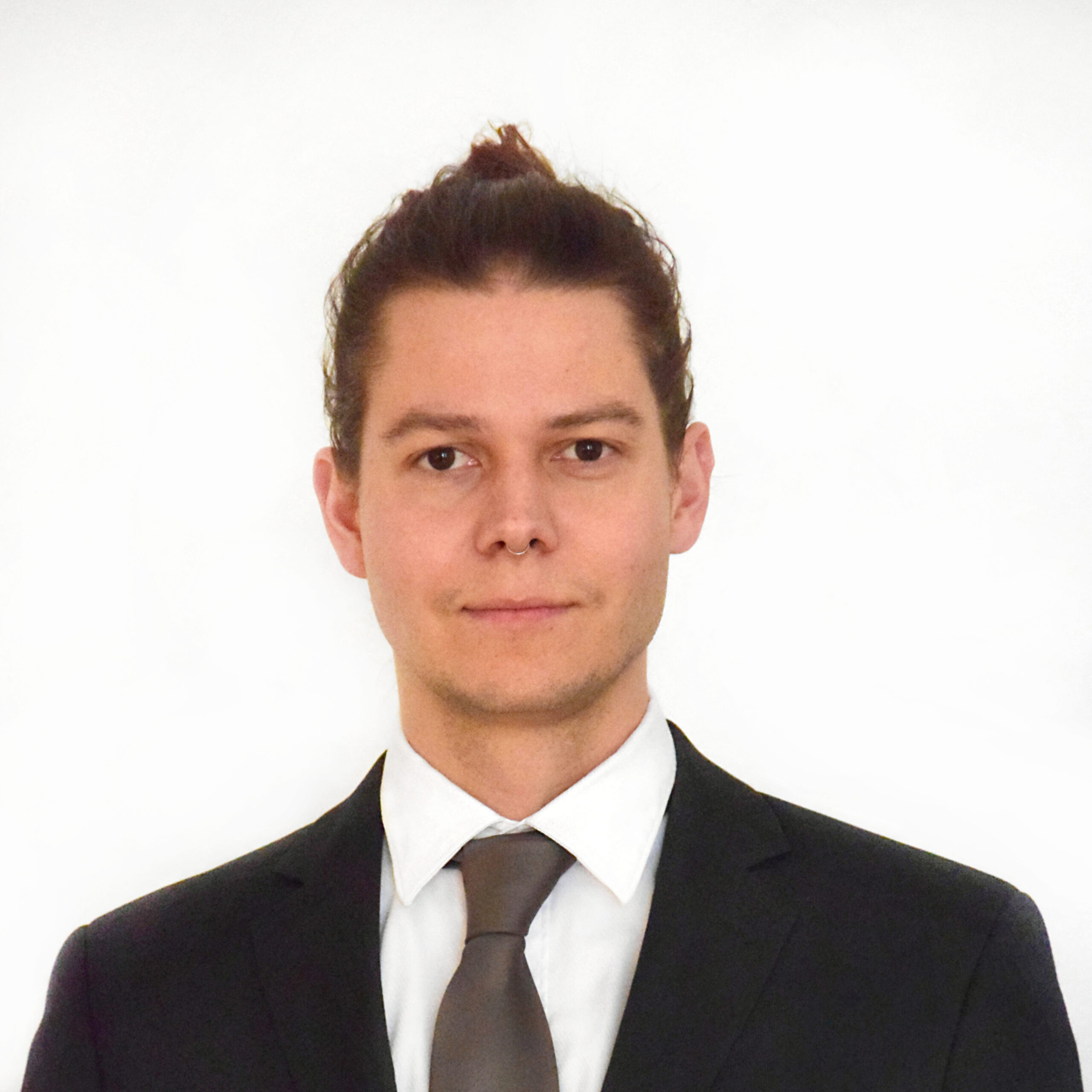 Portrait eines jungen Manns mit Anzug und Krawatte