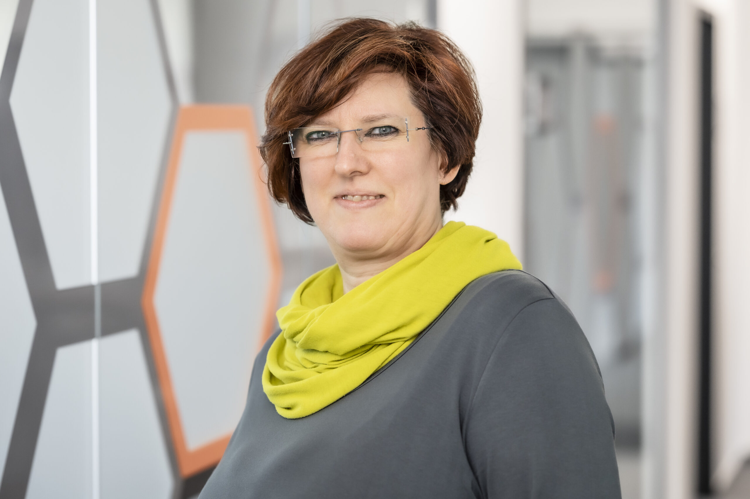 Portrait einer Frau mit Brille, die einen Schal trägt