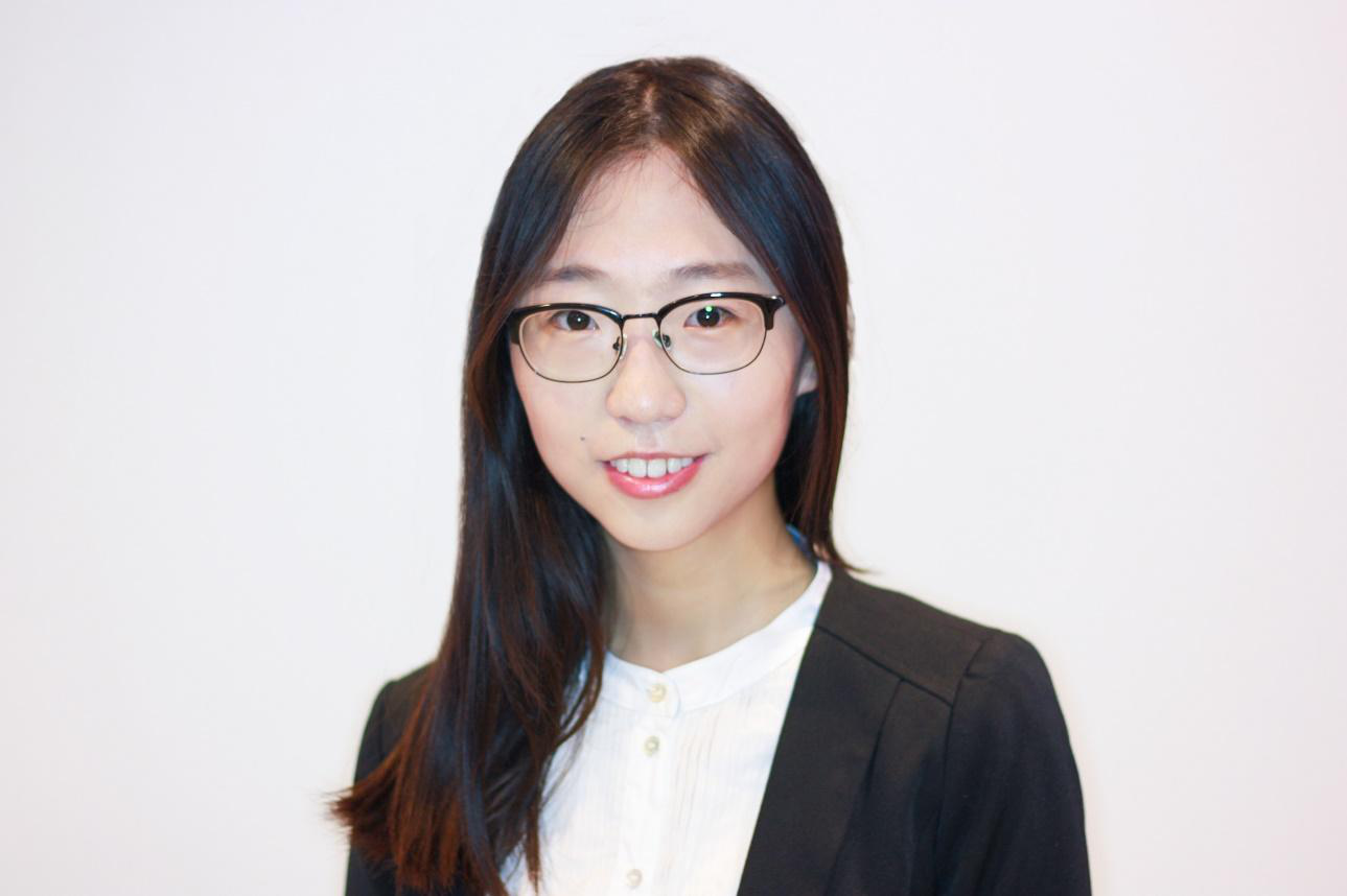 Busimness-Portrait einer Frau mit Brille und langen Haaren