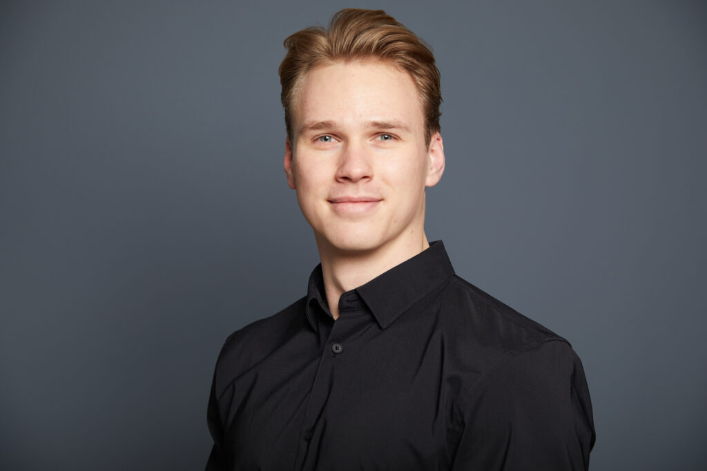 Portrait eines jungen Manns mit schwarzem Hemd