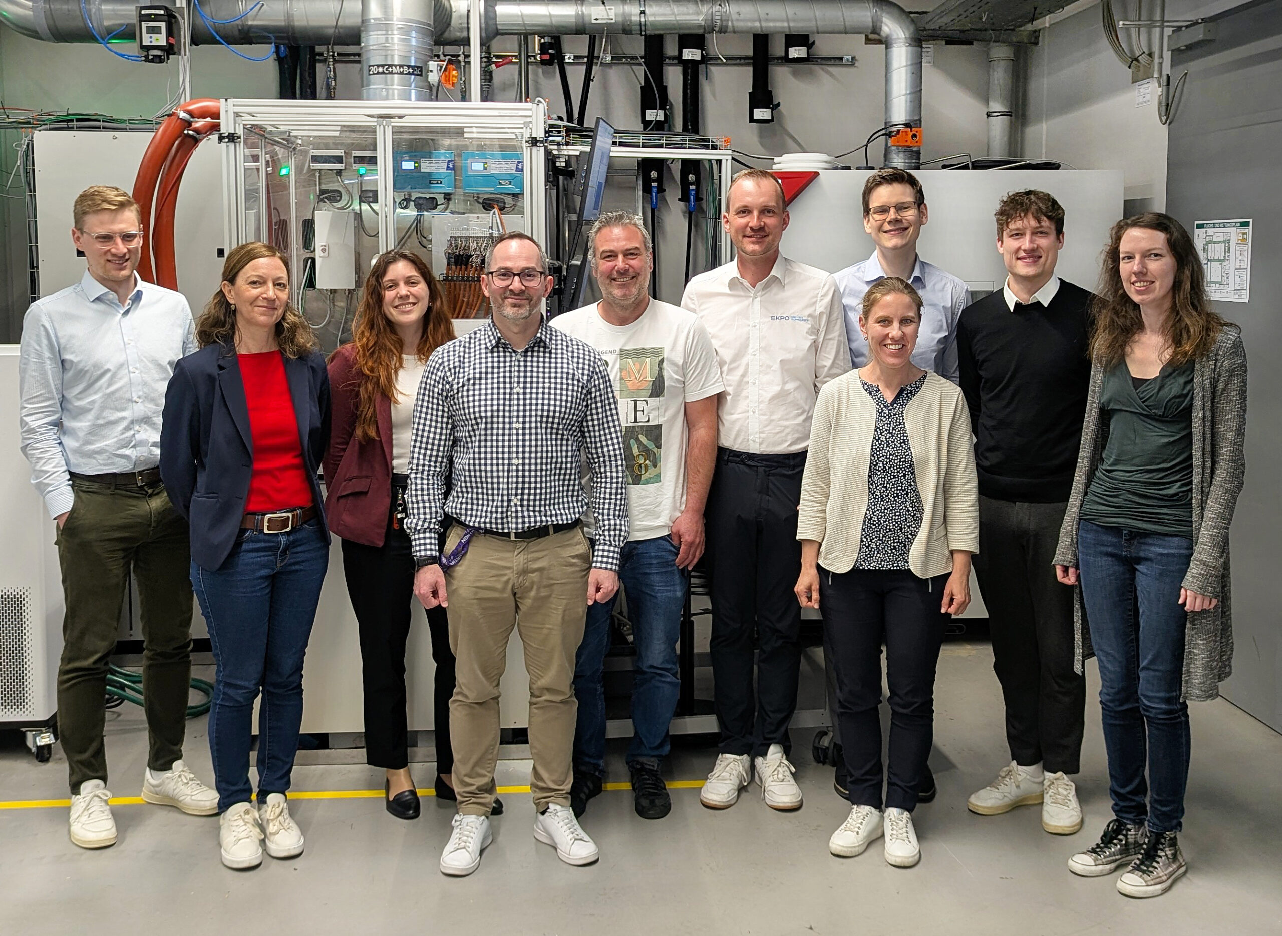 Gruppenbild in einem Labor bei einem Projekttreffen