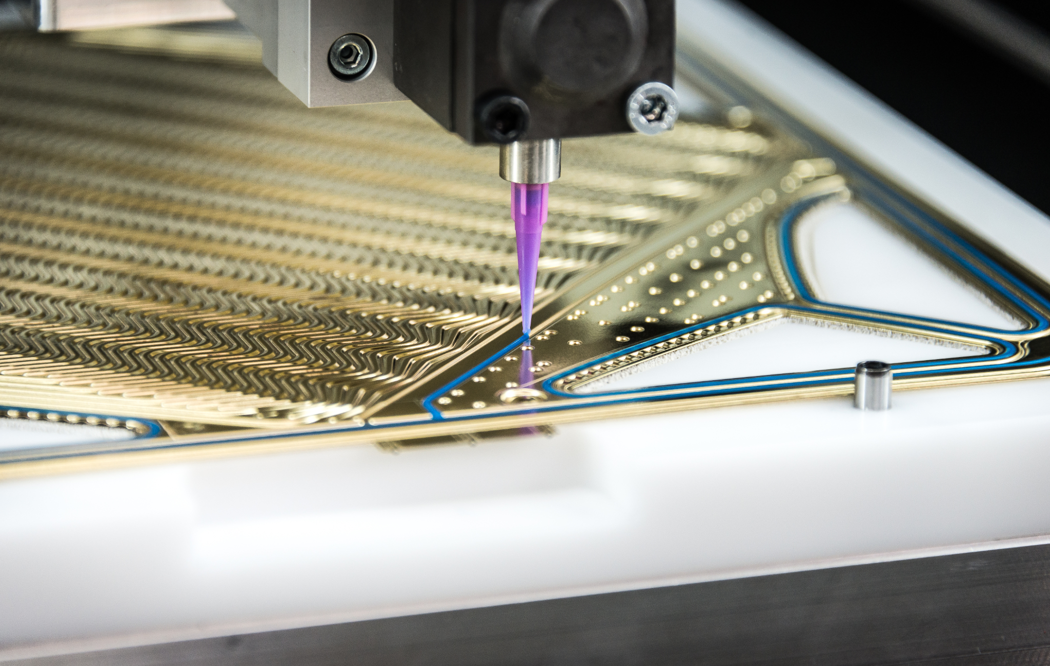 Dispenser bringt Dichtung auf Bipolarplatte auf