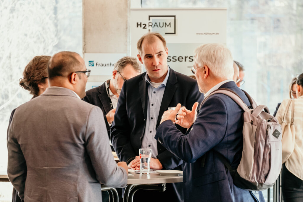 Vertiefte Gespräche beim Empfang.