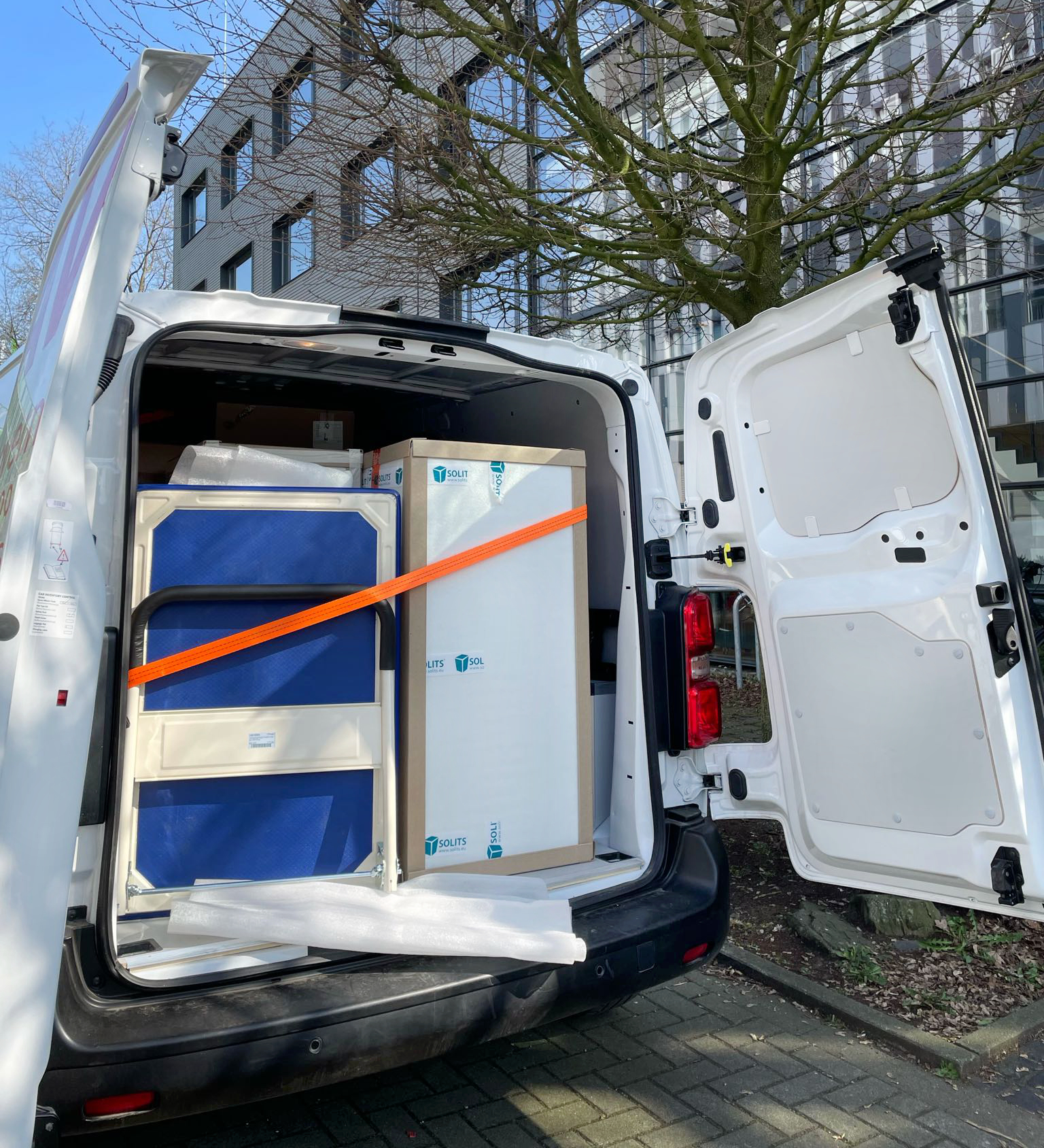 Vollgepackter Transporter mit offenen Laderaumtüren